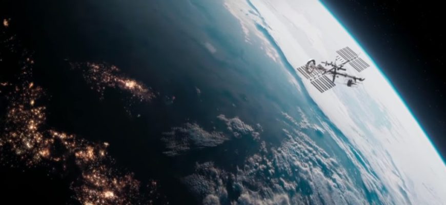 Станция с кораблем на орбите земли
