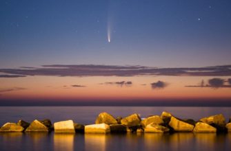 Комета NEOWISE в небе над Землей