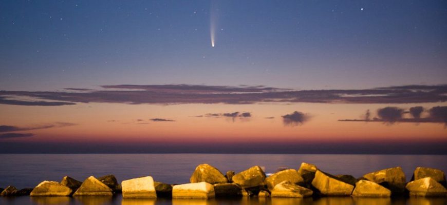 Комета NEOWISE в небе над Землей